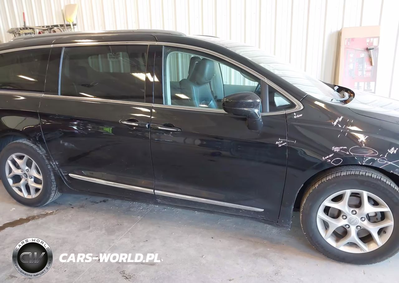 2017 Chrysler Pacifica Touring-L Plus VIN:2C4RC1EG7HR634692 - 13