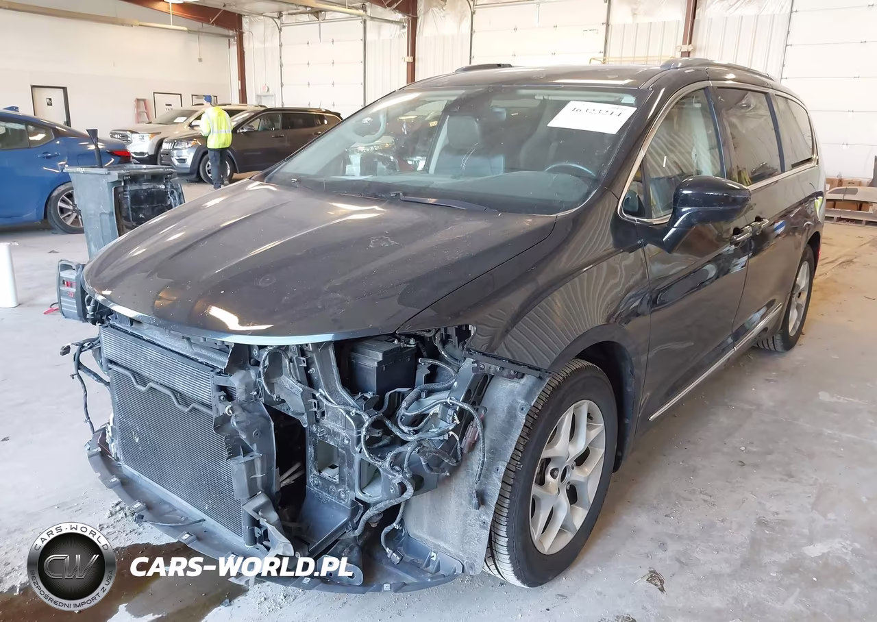 2017 Chrysler Pacifica Touring-L Plus VIN:2C4RC1EG7HR634692 - 2