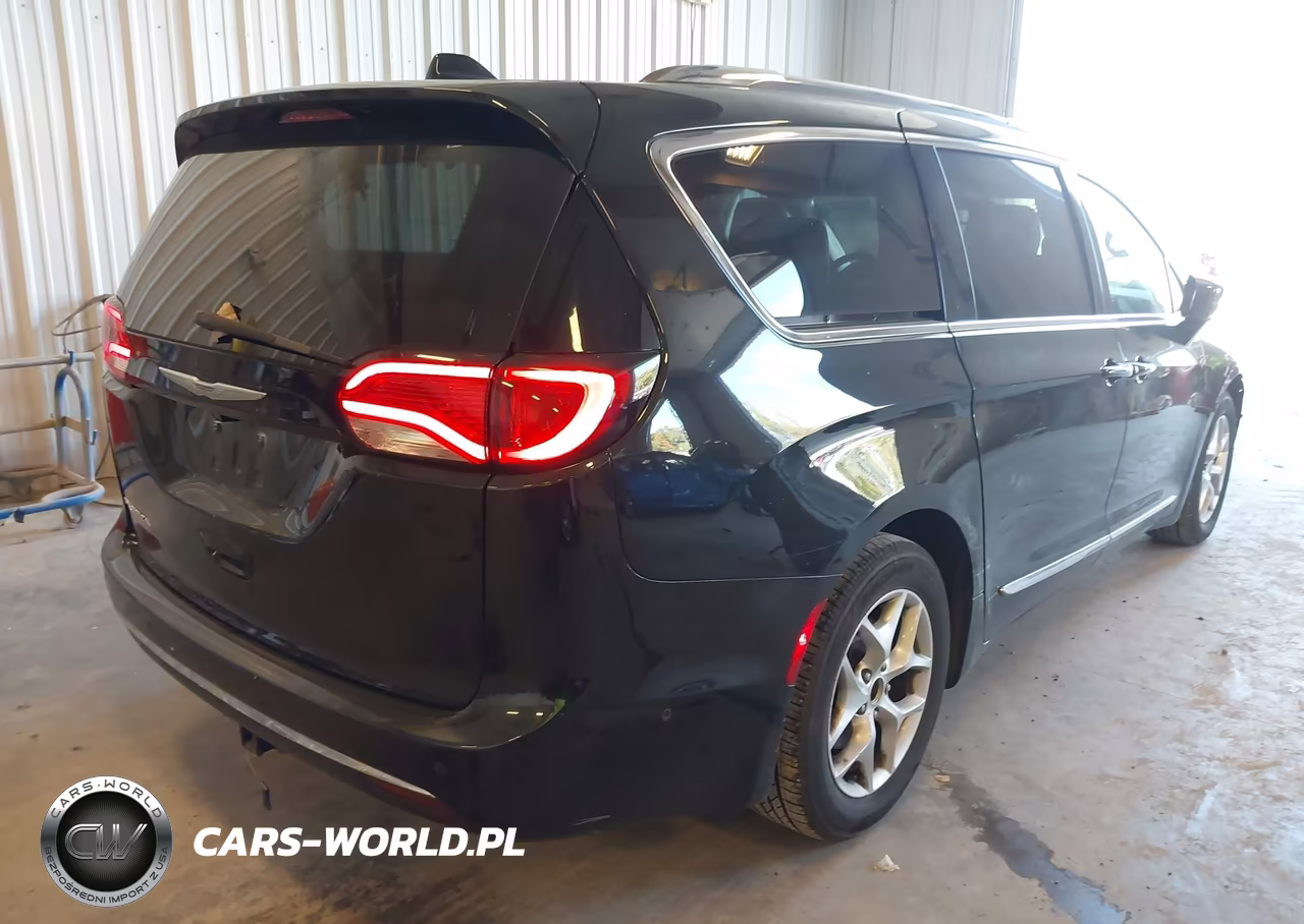 2017 Chrysler Pacifica Touring-L Plus VIN:2C4RC1EG7HR634692 - 4