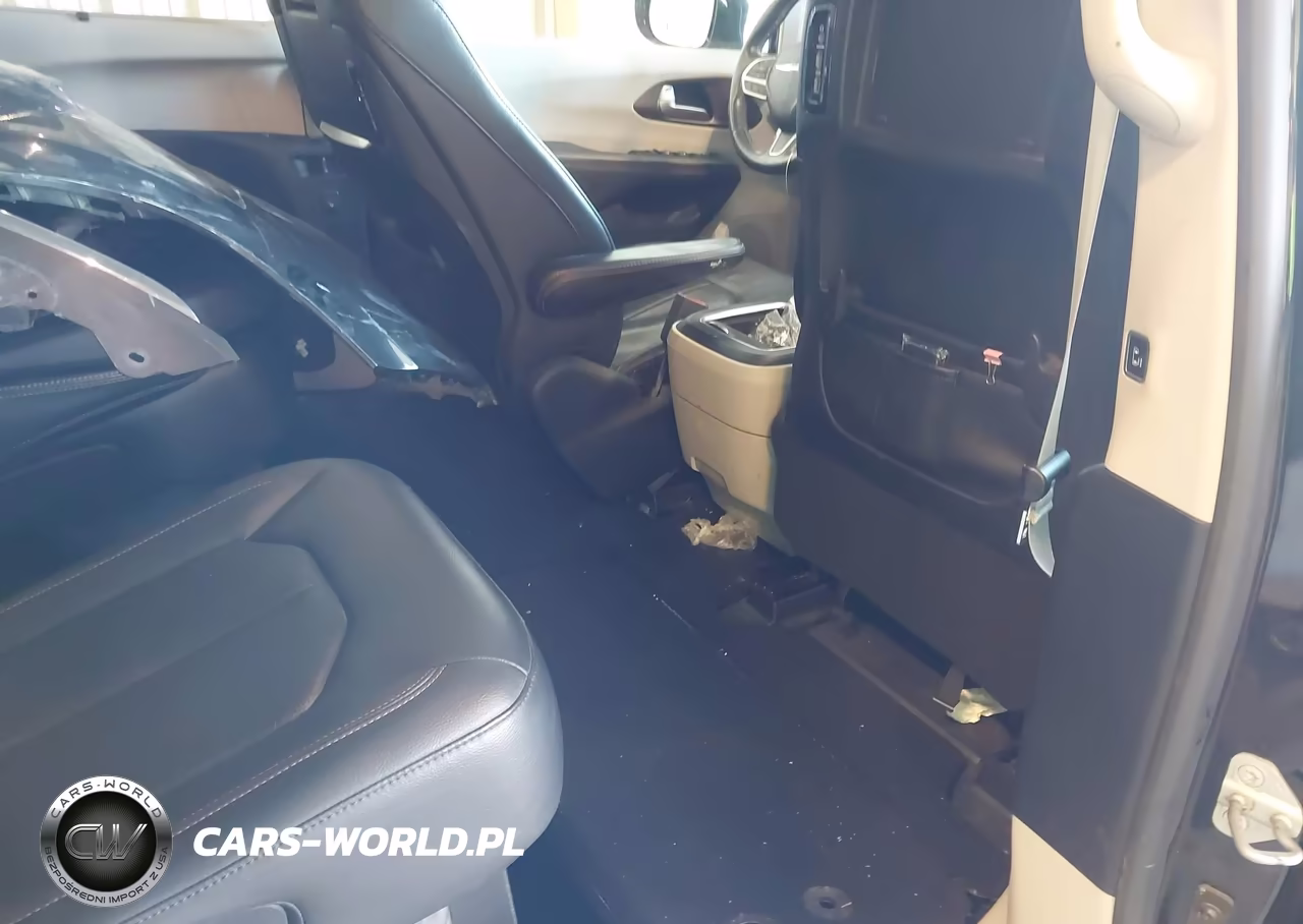 2017 Chrysler Pacifica Touring-L Plus VIN:2C4RC1EG7HR634692 - 8
