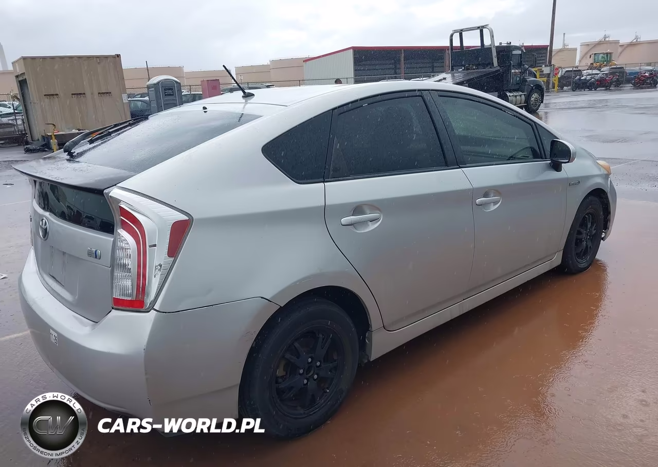 2015 Toyota Prius Two VIN:JTDKN3DU9F1997401 - 4