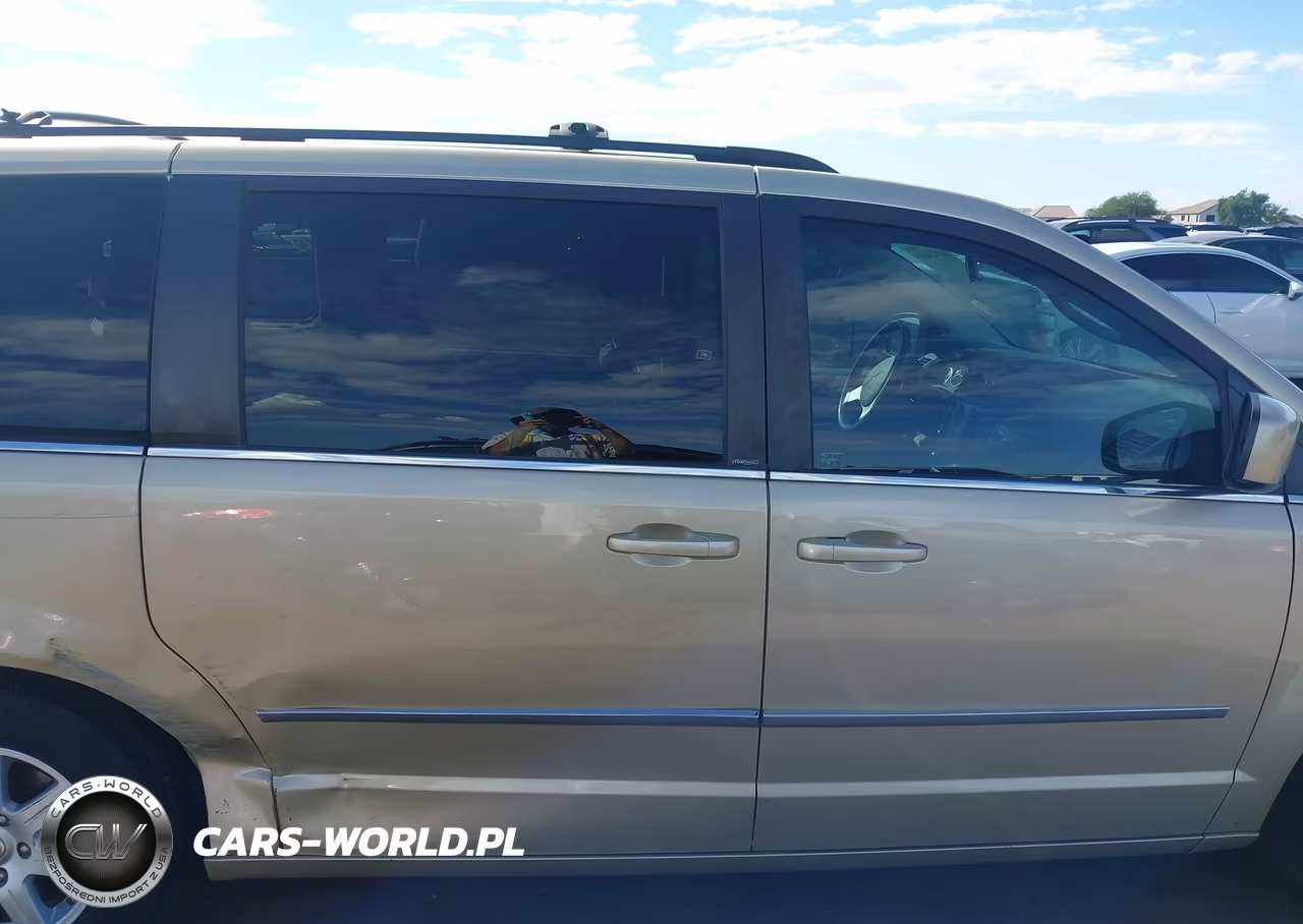 2010 Chrysler Town & Country Touring VIN:2A4RR5D17AR226387 - 13