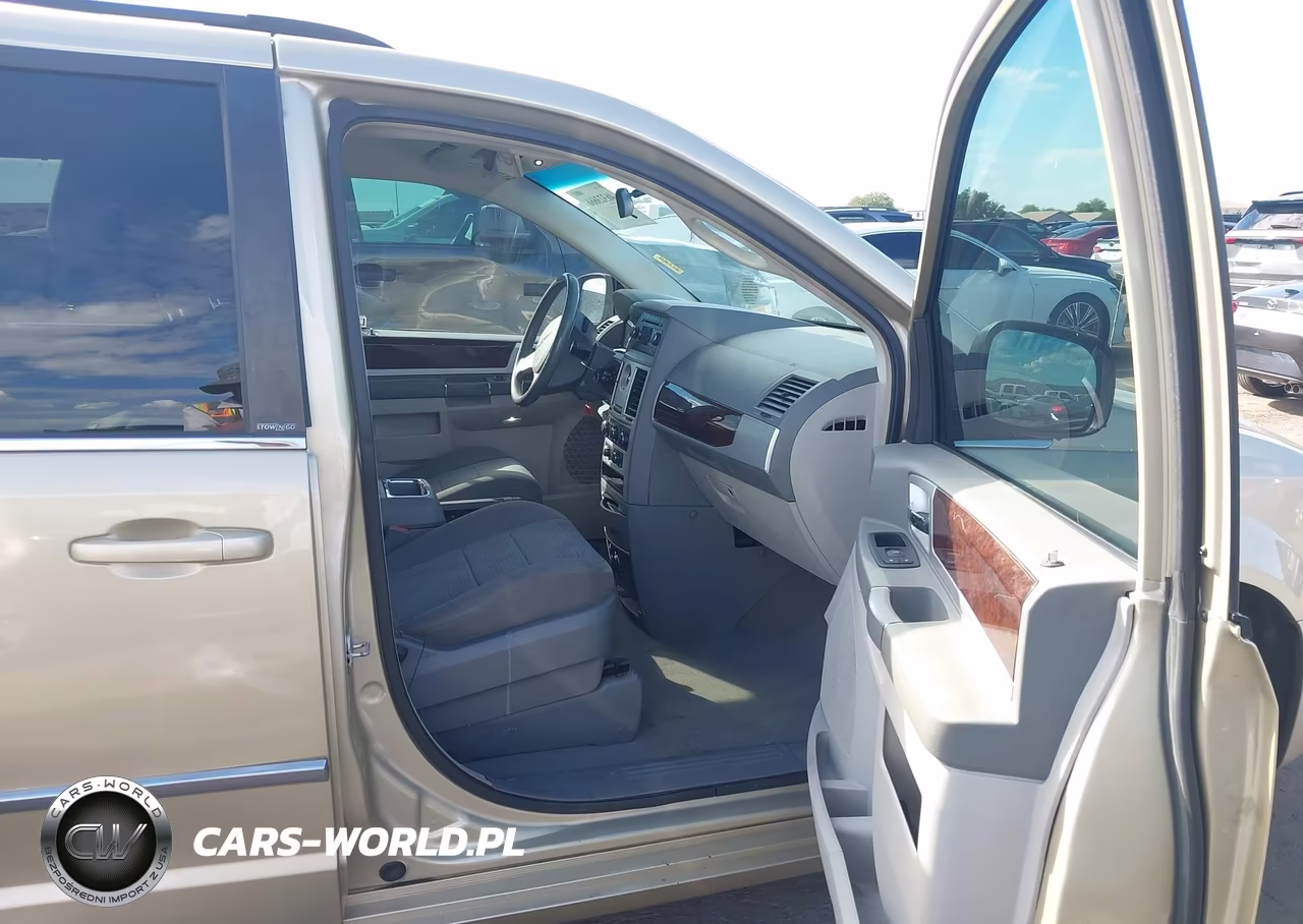 2010 Chrysler Town & Country Touring VIN:2A4RR5D17AR226387 - 5