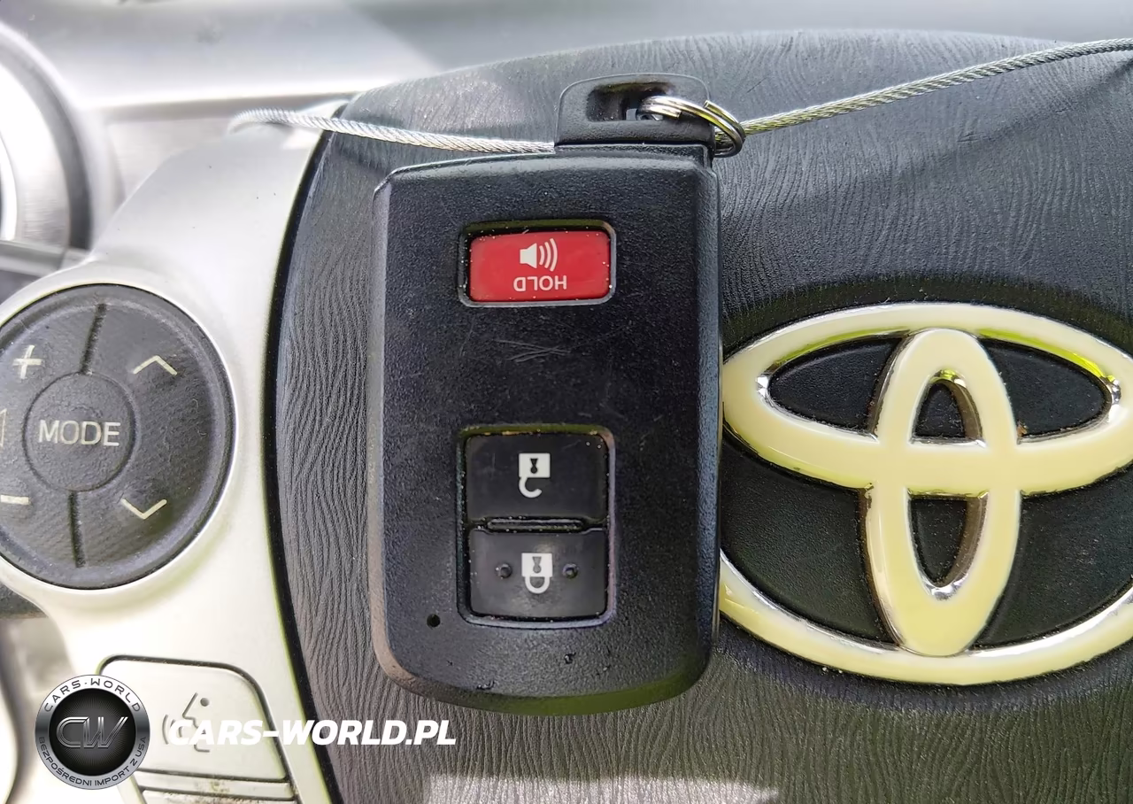 2014 Toyota Prius C Three VIN:JTDKDTB38E1067663 - 11