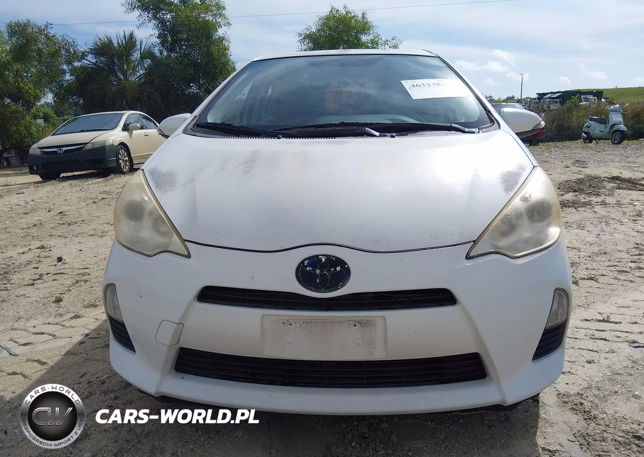 2014 Toyota Prius C Three VIN:JTDKDTB38E1067663 - 12