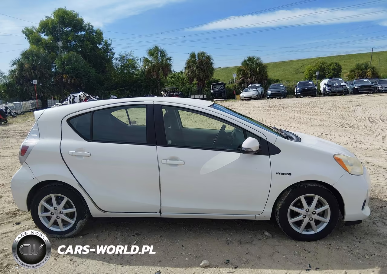2014 Toyota Prius C Three VIN:JTDKDTB38E1067663 - 13