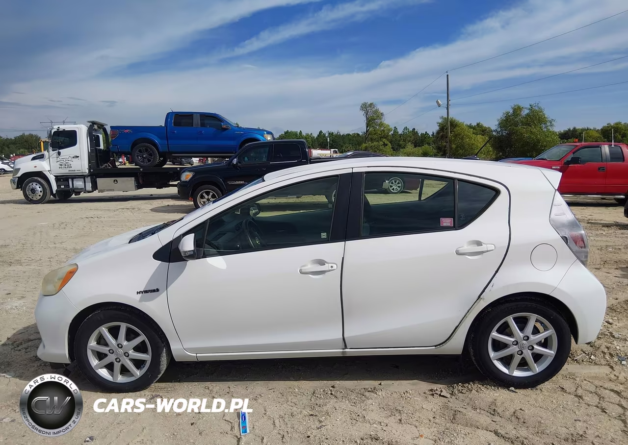 2014 Toyota Prius C Three VIN:JTDKDTB38E1067663 - 14