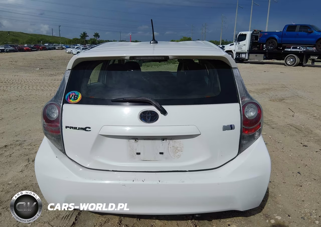 2014 Toyota Prius C Three VIN:JTDKDTB38E1067663 - 16