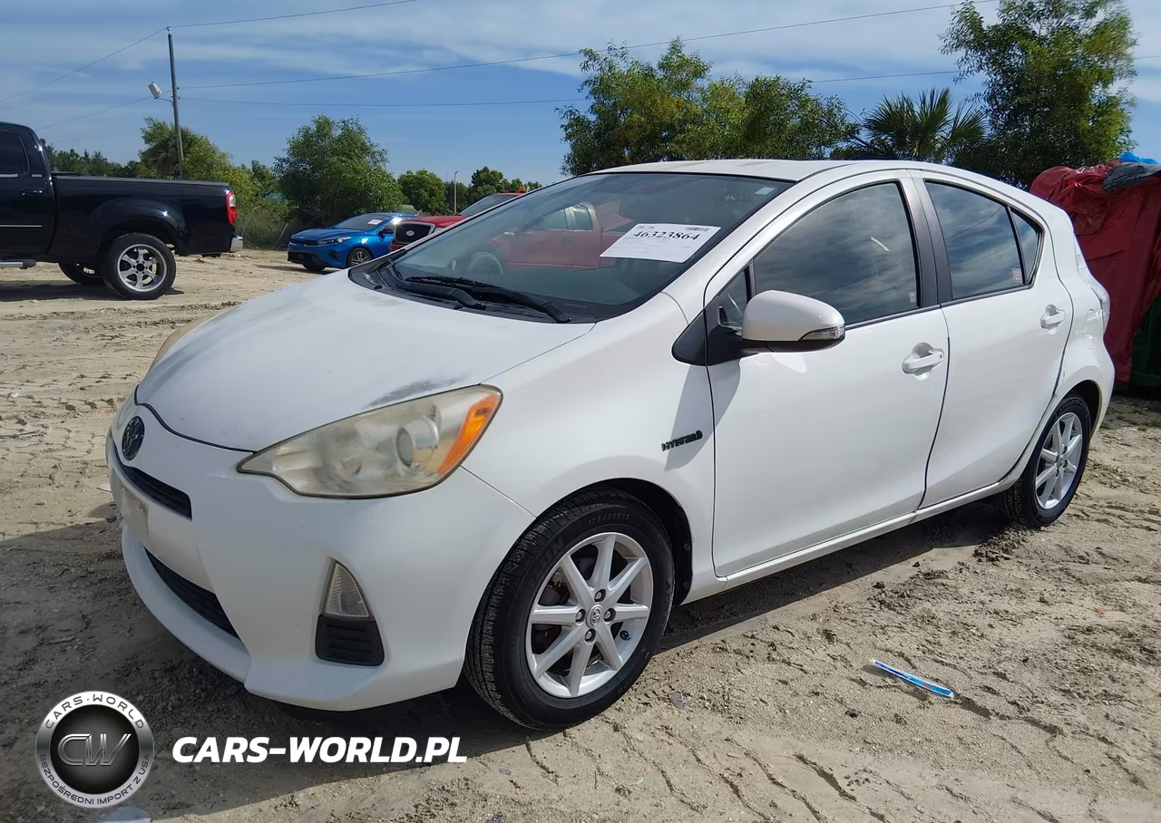 2014 Toyota Prius C Three VIN:JTDKDTB38E1067663 - 2