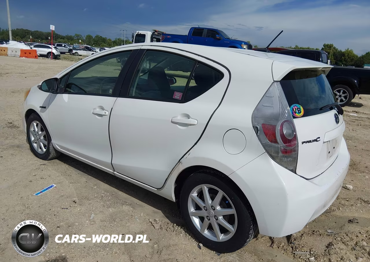 2014 Toyota Prius C Three VIN:JTDKDTB38E1067663 - 3