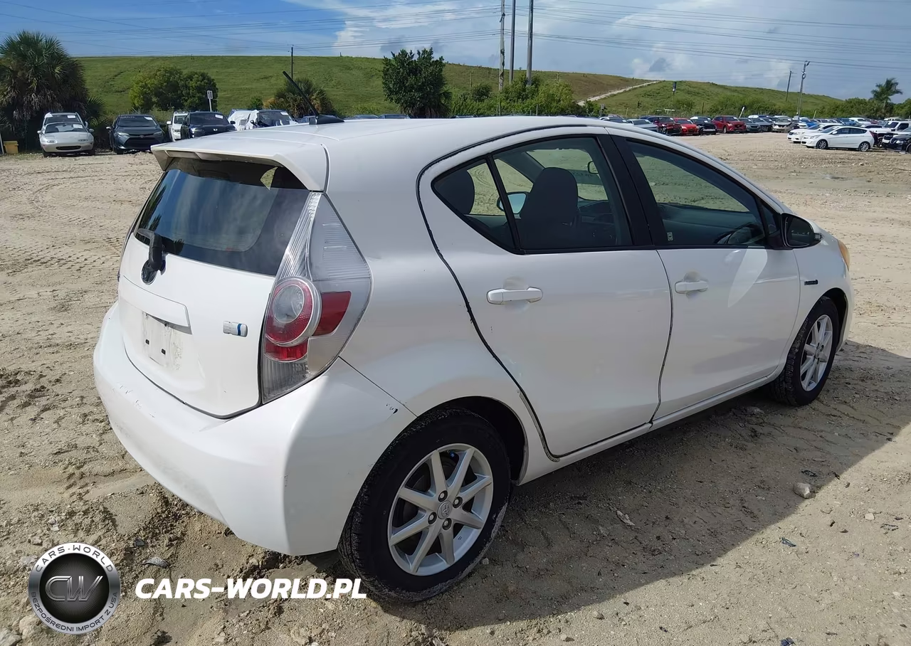 2014 Toyota Prius C Three VIN:JTDKDTB38E1067663 - 4