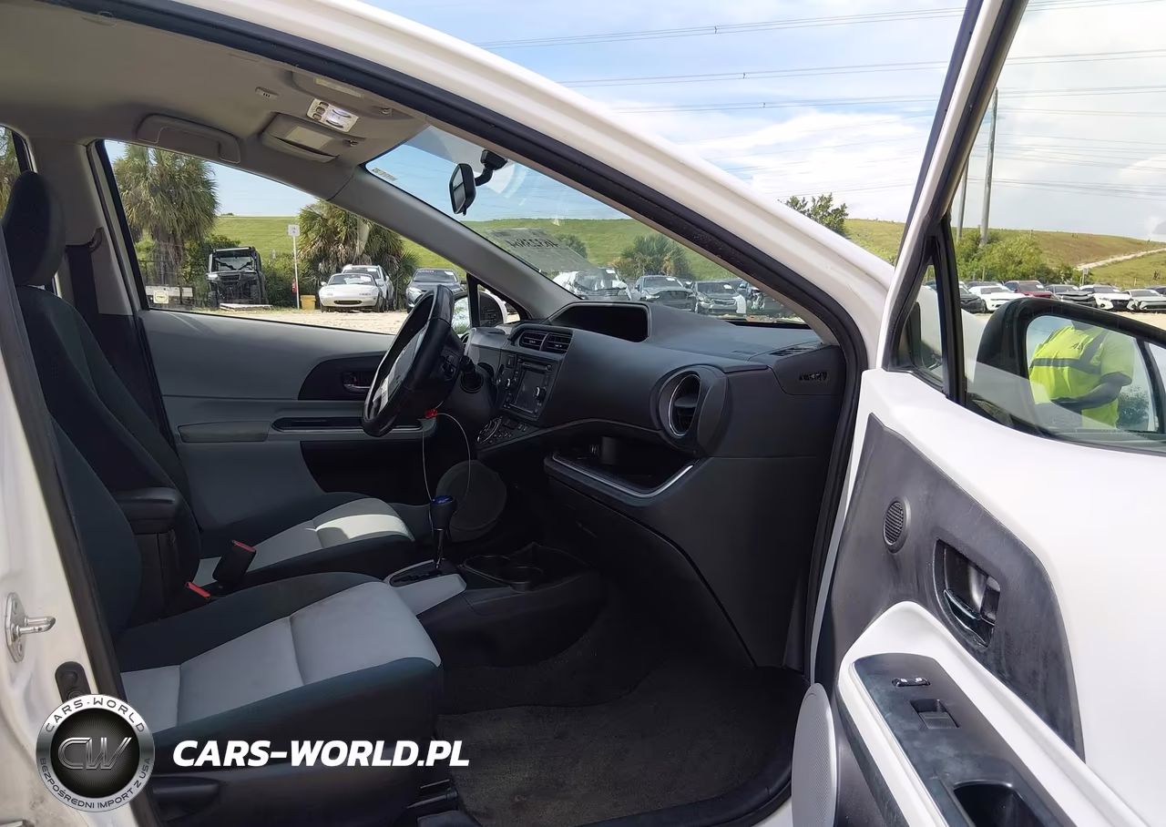 2014 Toyota Prius C Three VIN:JTDKDTB38E1067663 - 5