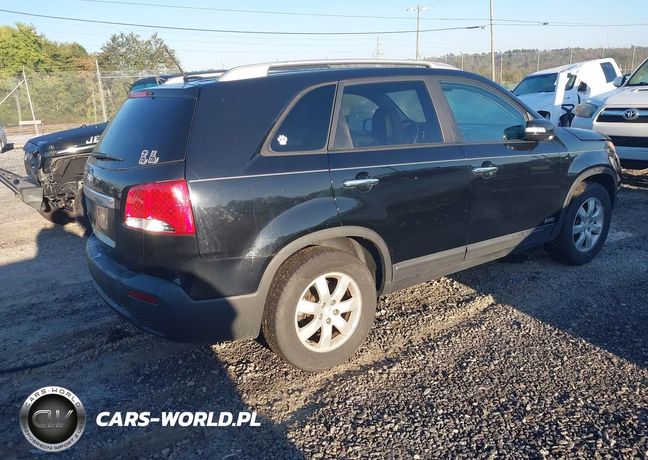 2011 Kia Sorento Lx VIN:5XYKTCA1XBG069431 - 4