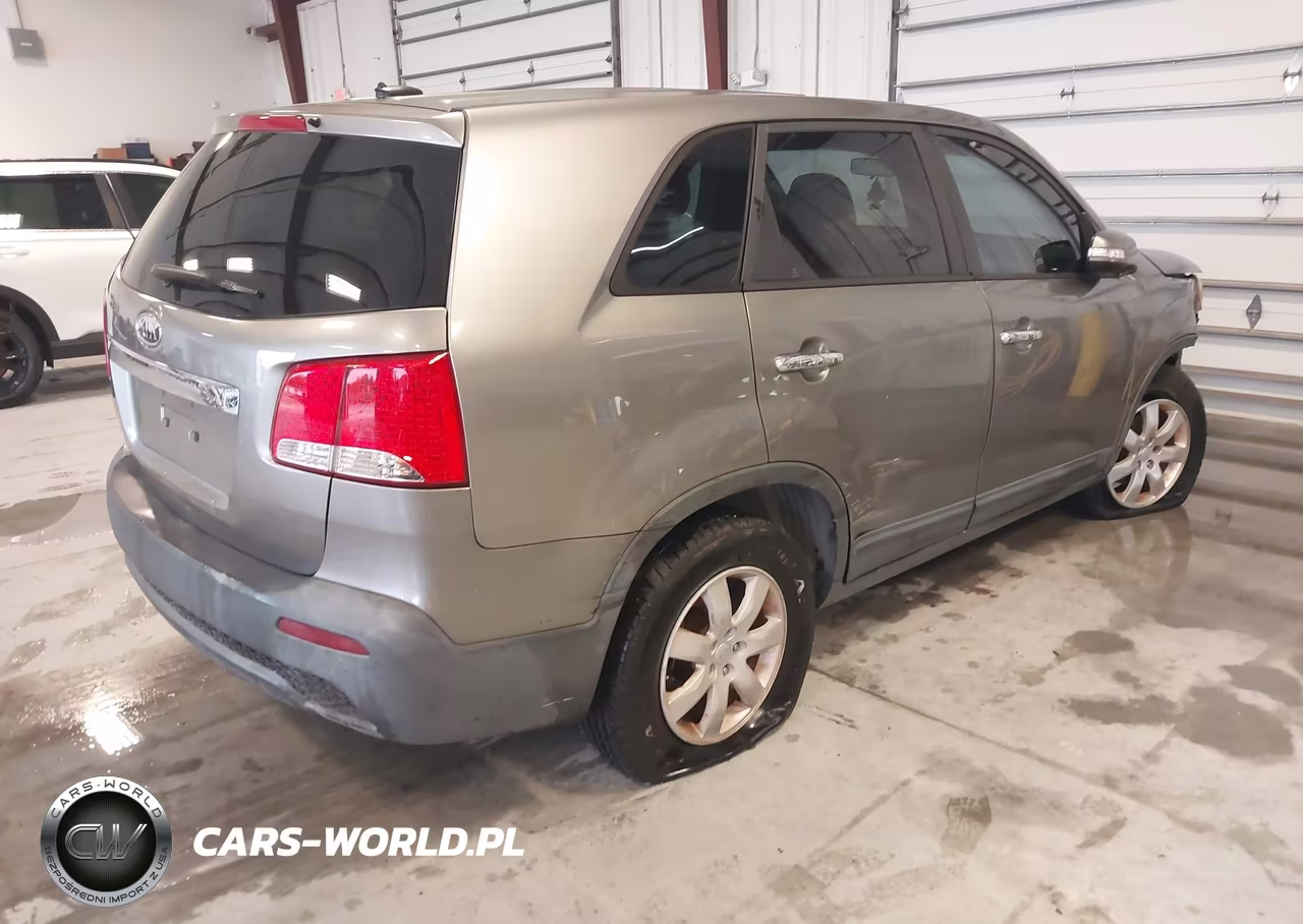 2011 Kia Sorento Lx VIN:5XYKT3A13BG008079 - 4