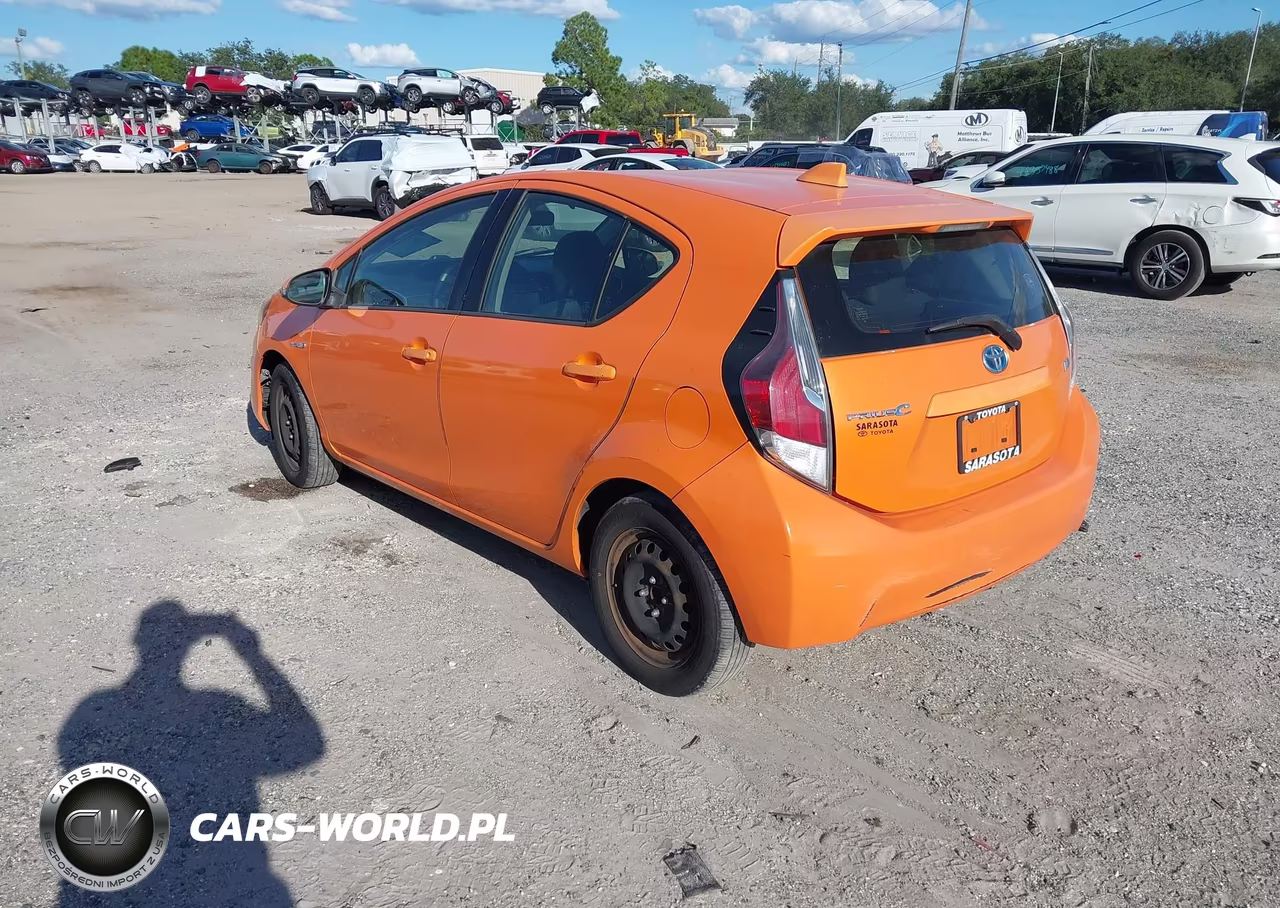 2015 Toyota Prius C Two VIN:JTDKDTB39F1102325 - 3