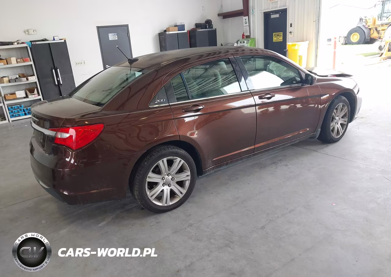 2013 Chrysler 200 Touring VIN:1C3CCBBB8DN592517 - 4