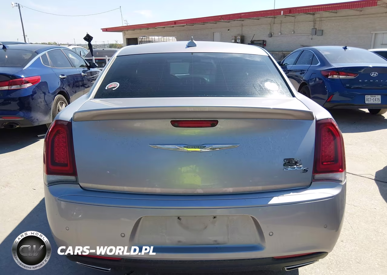 2018 Chrysler 300 300S VIN:2C3CCABG2JH243962 - 16