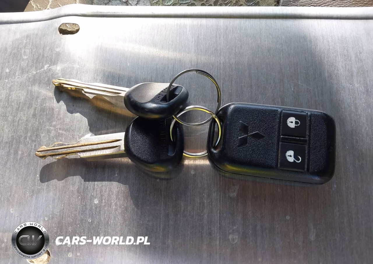 2000 Mitsubishi Montero VIN:JA4MR51R4YJ003341 - 11