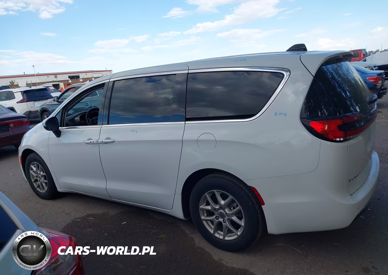 2023 Chrysler Pacifica Touring L VIN:2C4RC1BG2PR607693 - 14