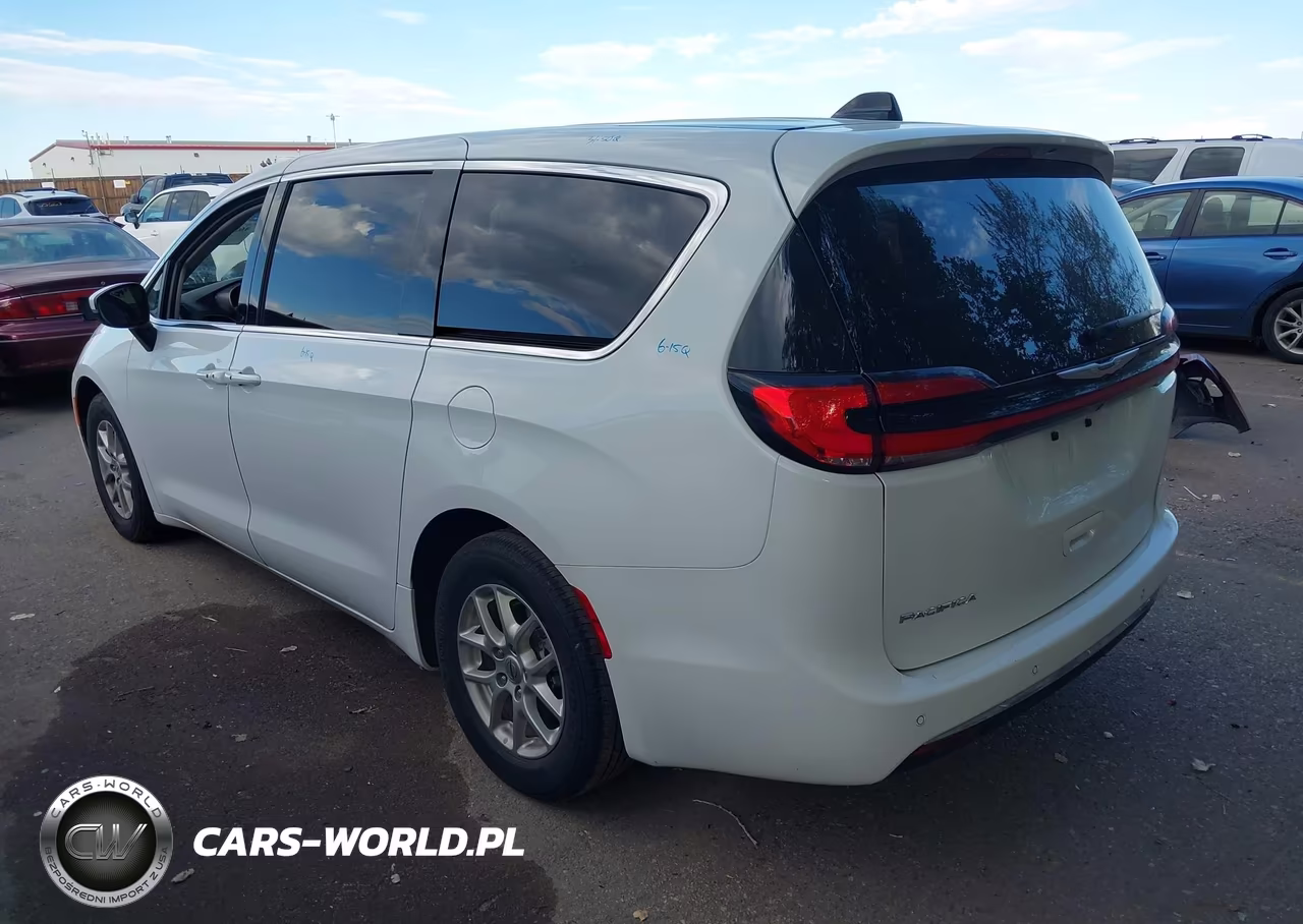2023 Chrysler Pacifica Touring L VIN:2C4RC1BG2PR607693 - 3