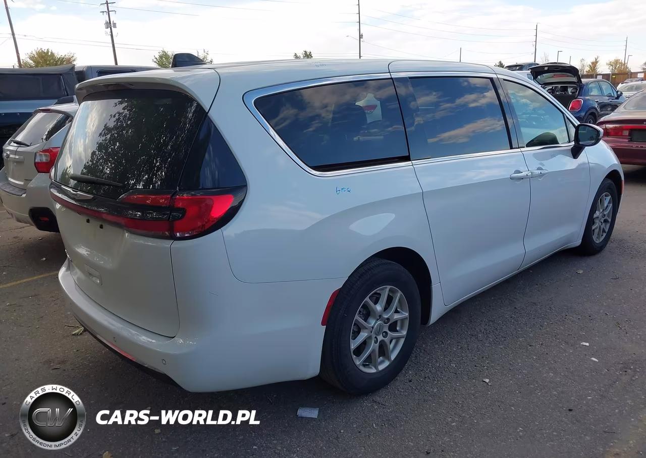 2023 Chrysler Pacifica Touring L VIN:2C4RC1BG2PR607693 - 4