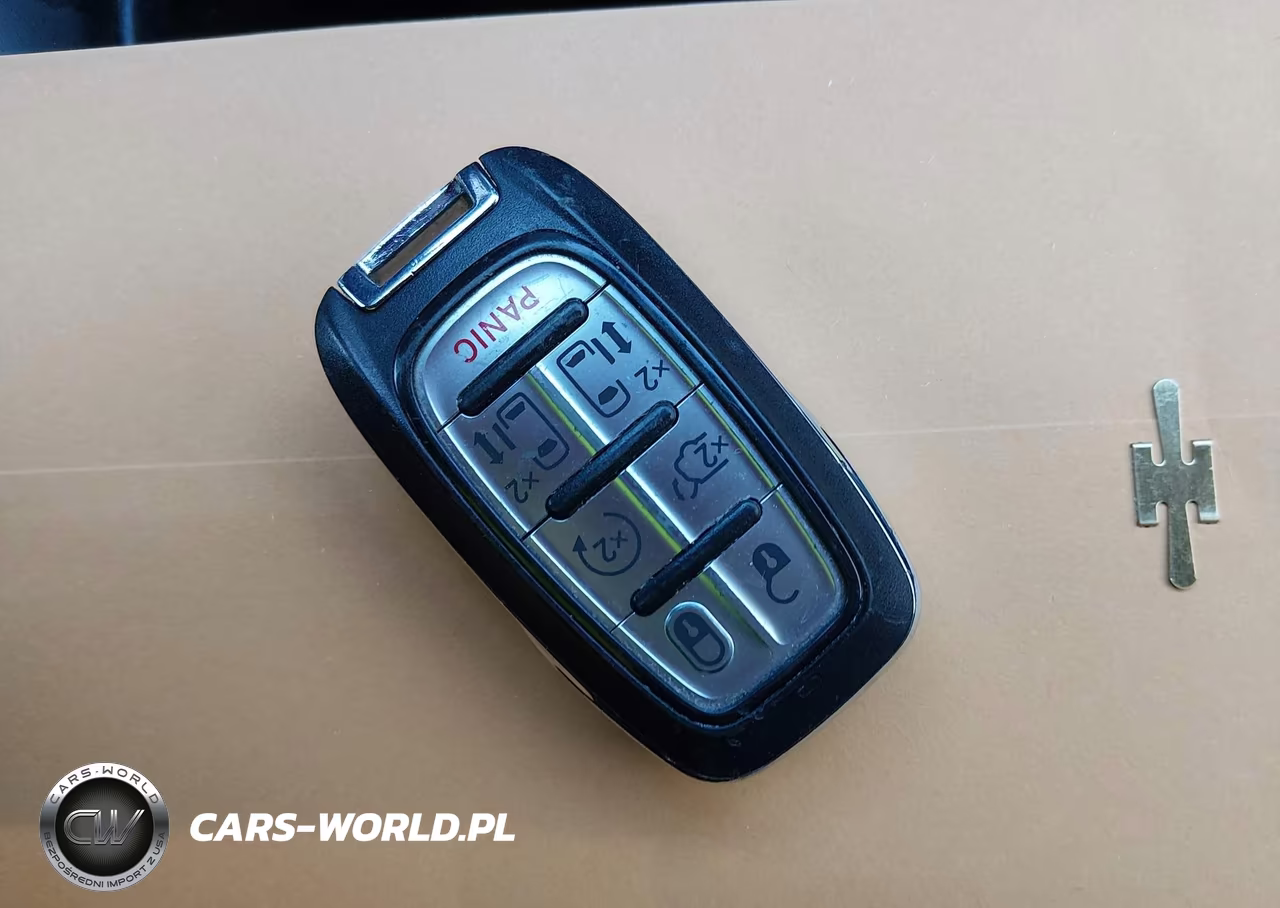 2022 Chrysler Pacifica Hybrid Touring L VIN:2C4RC1L70NR222113 - 11