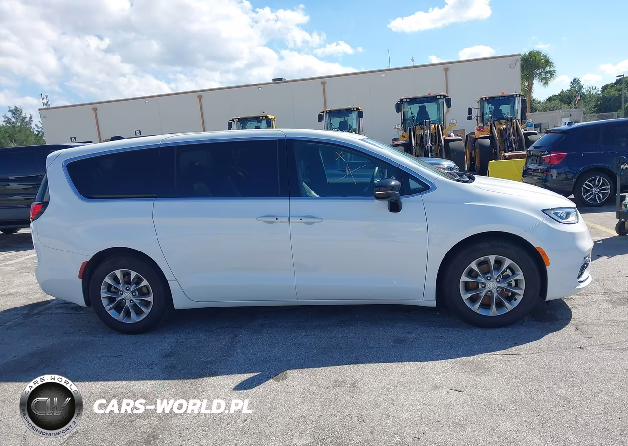 2026 Chrysler Pacifica Limited VIN:2C4RC1GG2TR177697 - 13