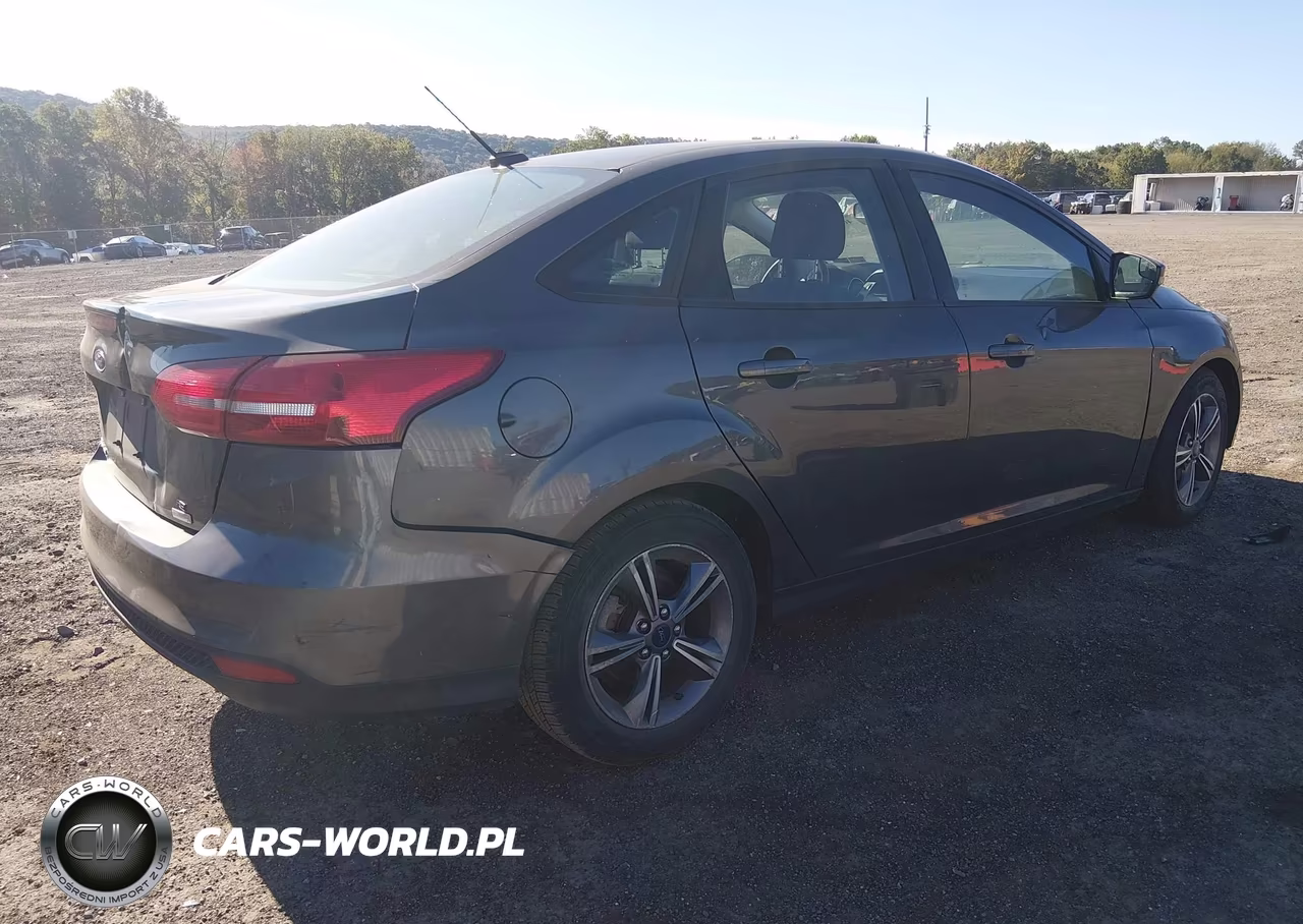 2017 Ford Focus Se VIN:1FADP3FE8HL274337 - 4