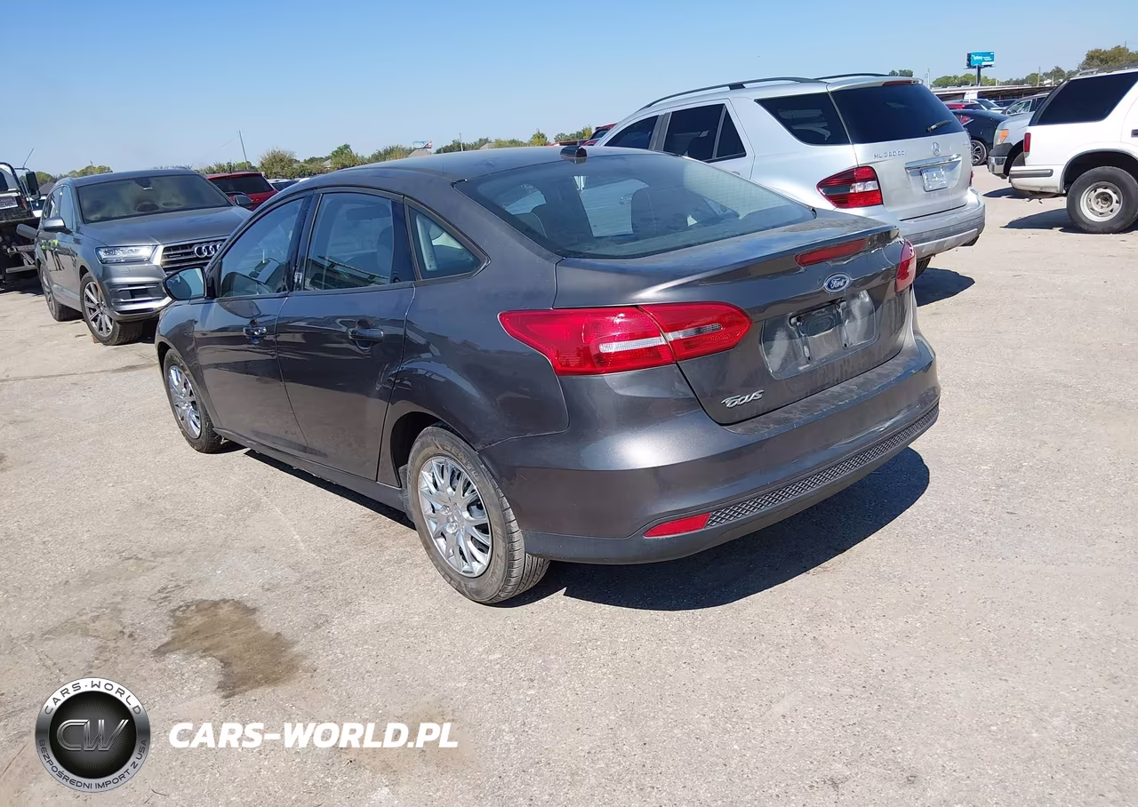 2018 Ford Focus Se VIN:1FADP3F2XJL212868 - 3