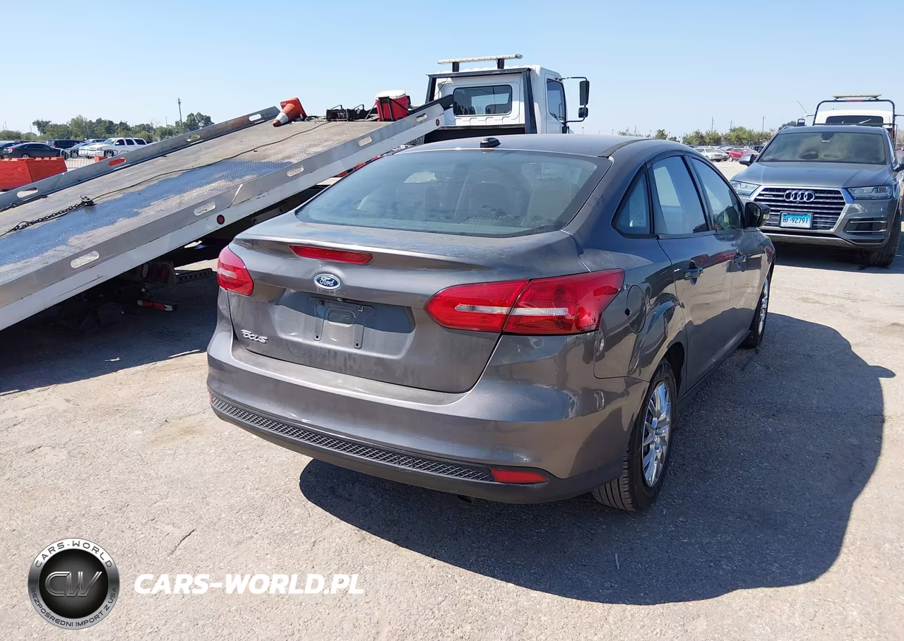 2018 Ford Focus Se VIN:1FADP3F2XJL212868 - 4