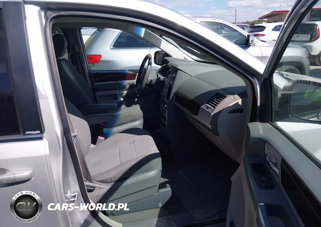 2010 Chrysler Town & Country Touring VIN:2A4RR5D14AR155780 - 5