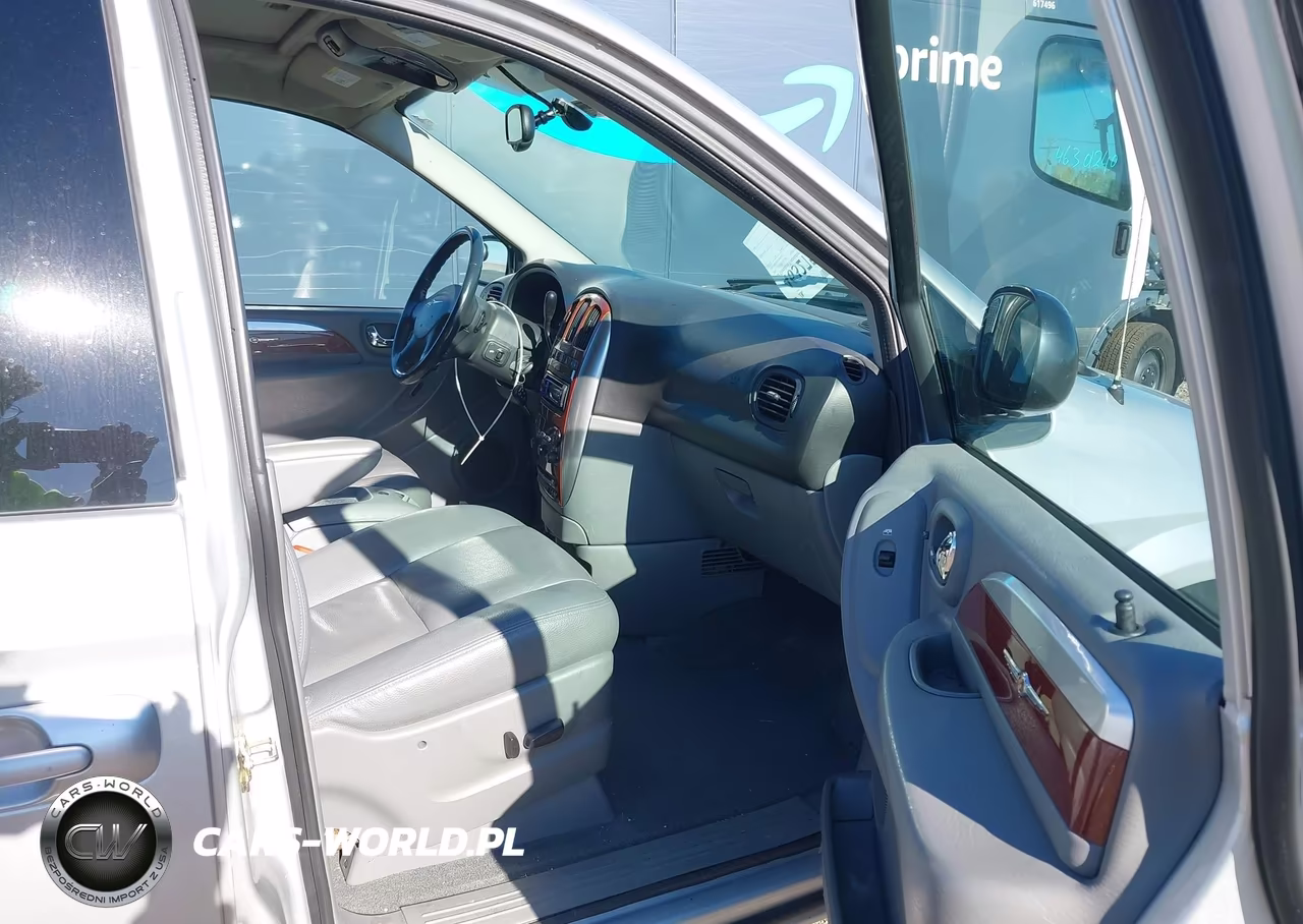 2005 Chrysler Town & Country Limited VIN:2C4GP64L95R267197 - 5