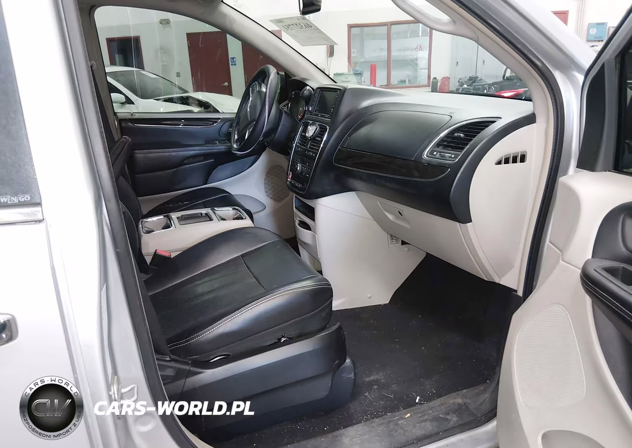 2012 Chrysler Town & Country Touring VIN:2C4RC1BG6CR344263 - 5