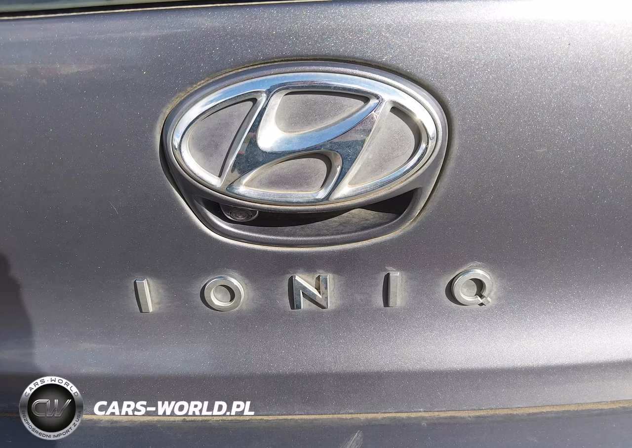 2018 Hyundai Ioniq Hybrid Blue VIN:KMHC65LC7JU100620 - 6
