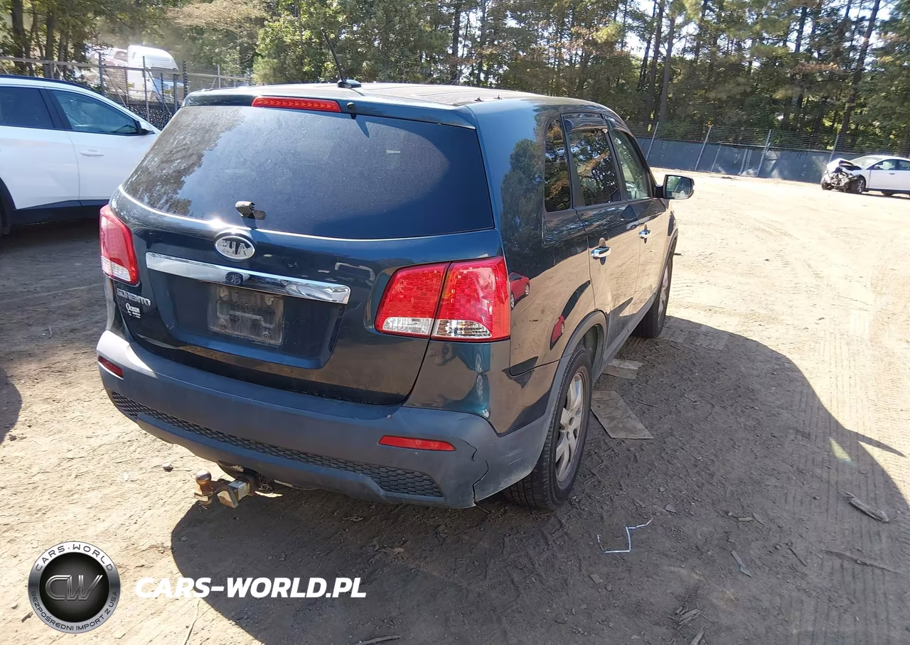 2011 Kia Sorento Lx V6 VIN:5XYKTDA21BG130499 - 4
