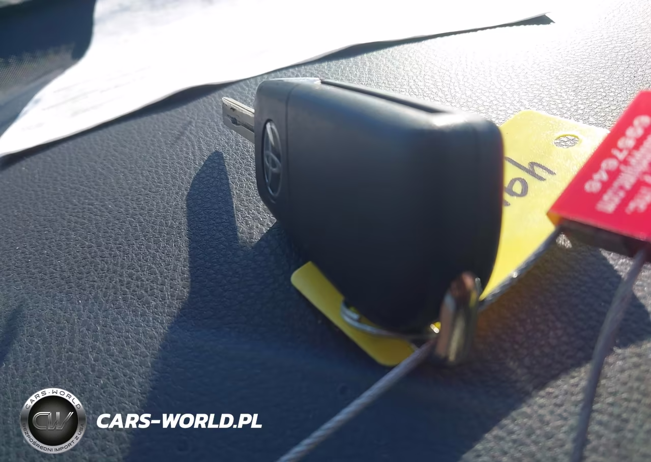 2018 Toyota Camry Le VIN:4T1B11HK8JU138618 - 11