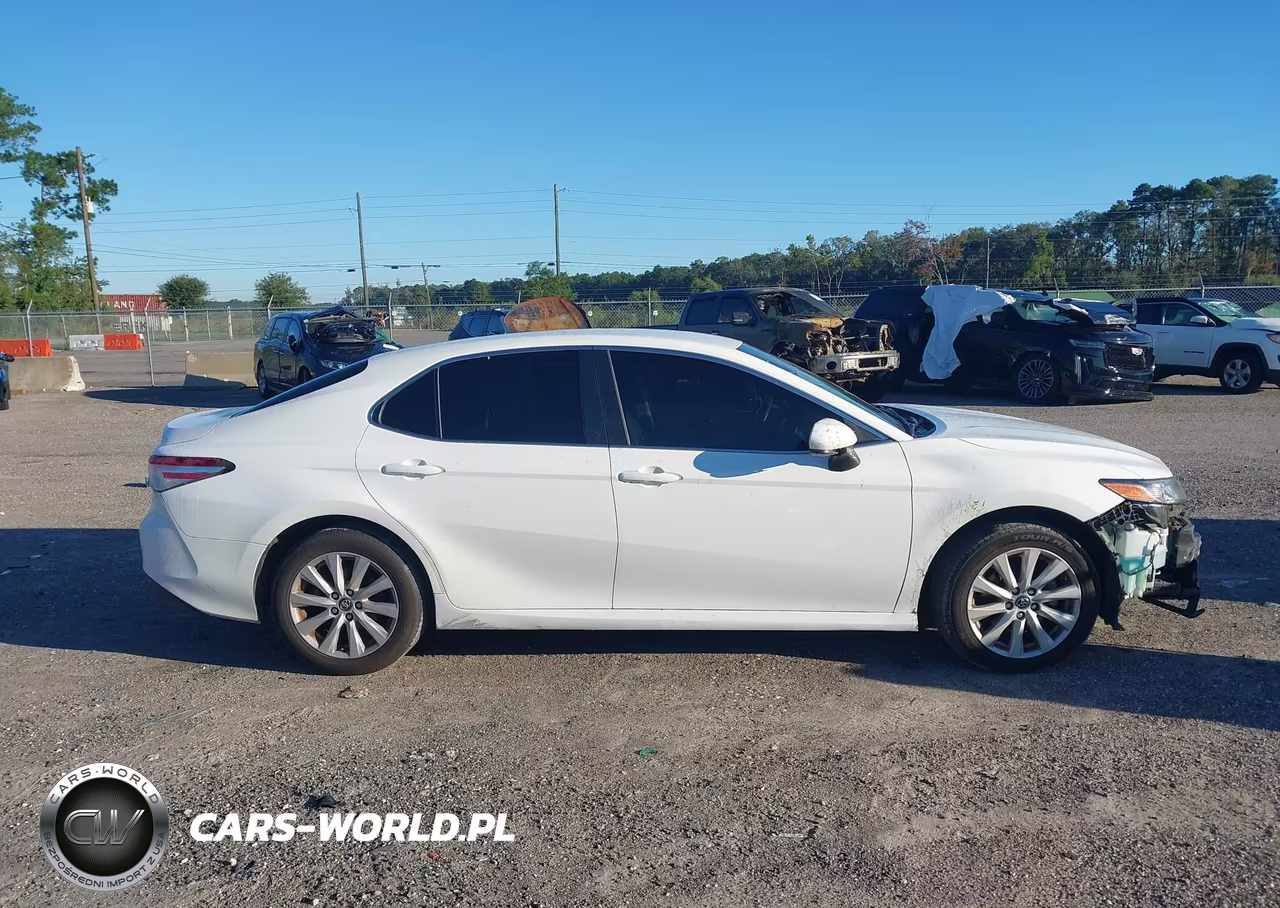 2018 Toyota Camry Le VIN:4T1B11HK8JU138618 - 13
