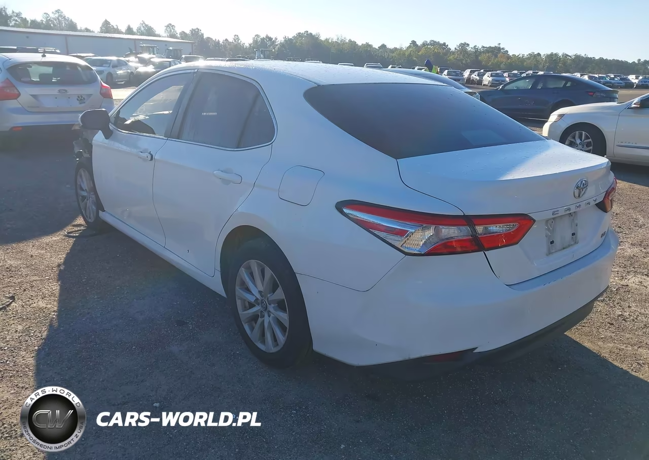 2018 Toyota Camry Le VIN:4T1B11HK8JU138618 - 3