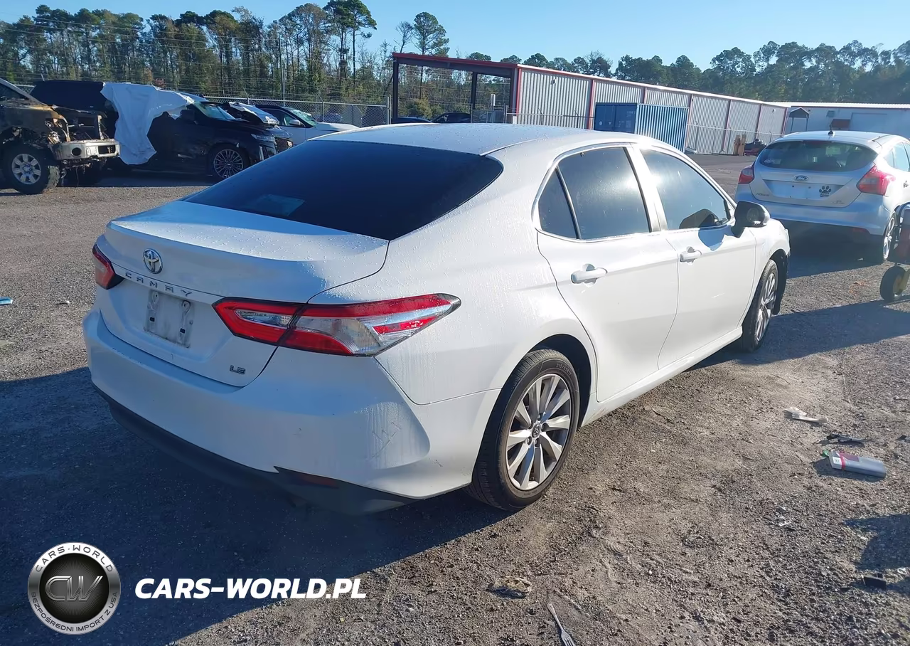 2018 Toyota Camry Le VIN:4T1B11HK8JU138618 - 4