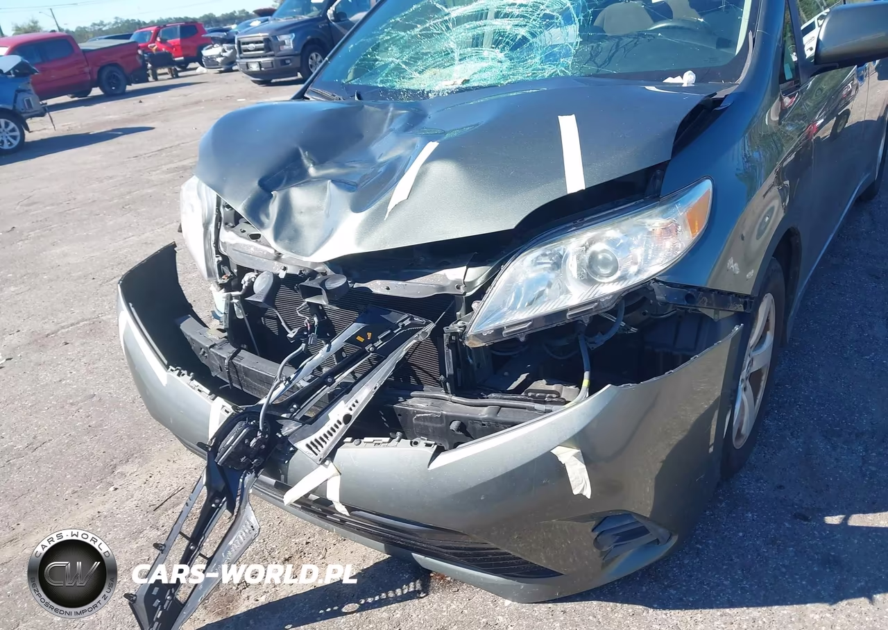 2018 Toyota Sienna Le 8 Passenger VIN:5TDKZ3DCXJS949686 - 6
