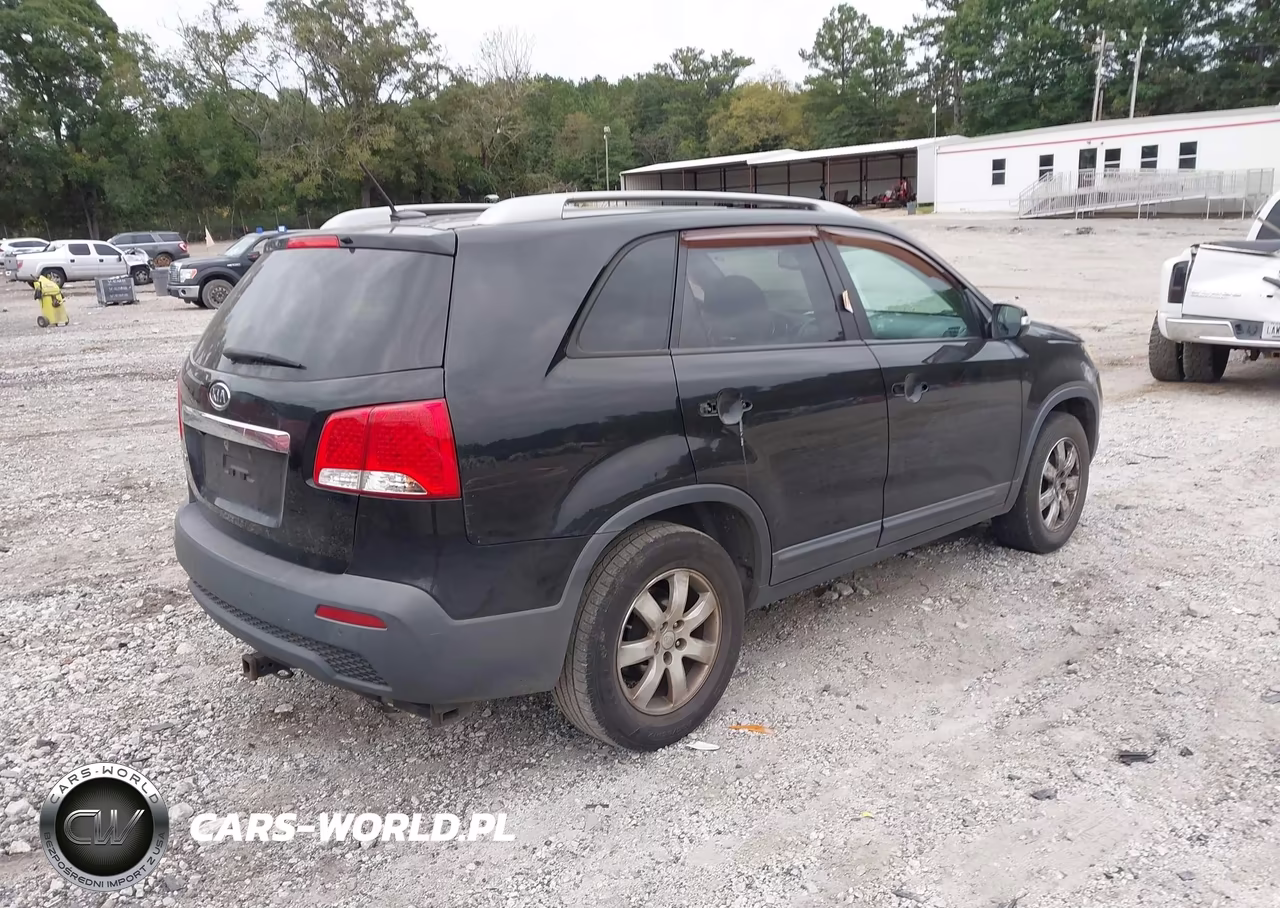 2011 Kia Sorento Lx VIN:5XYKT4A10BG145633 - 4