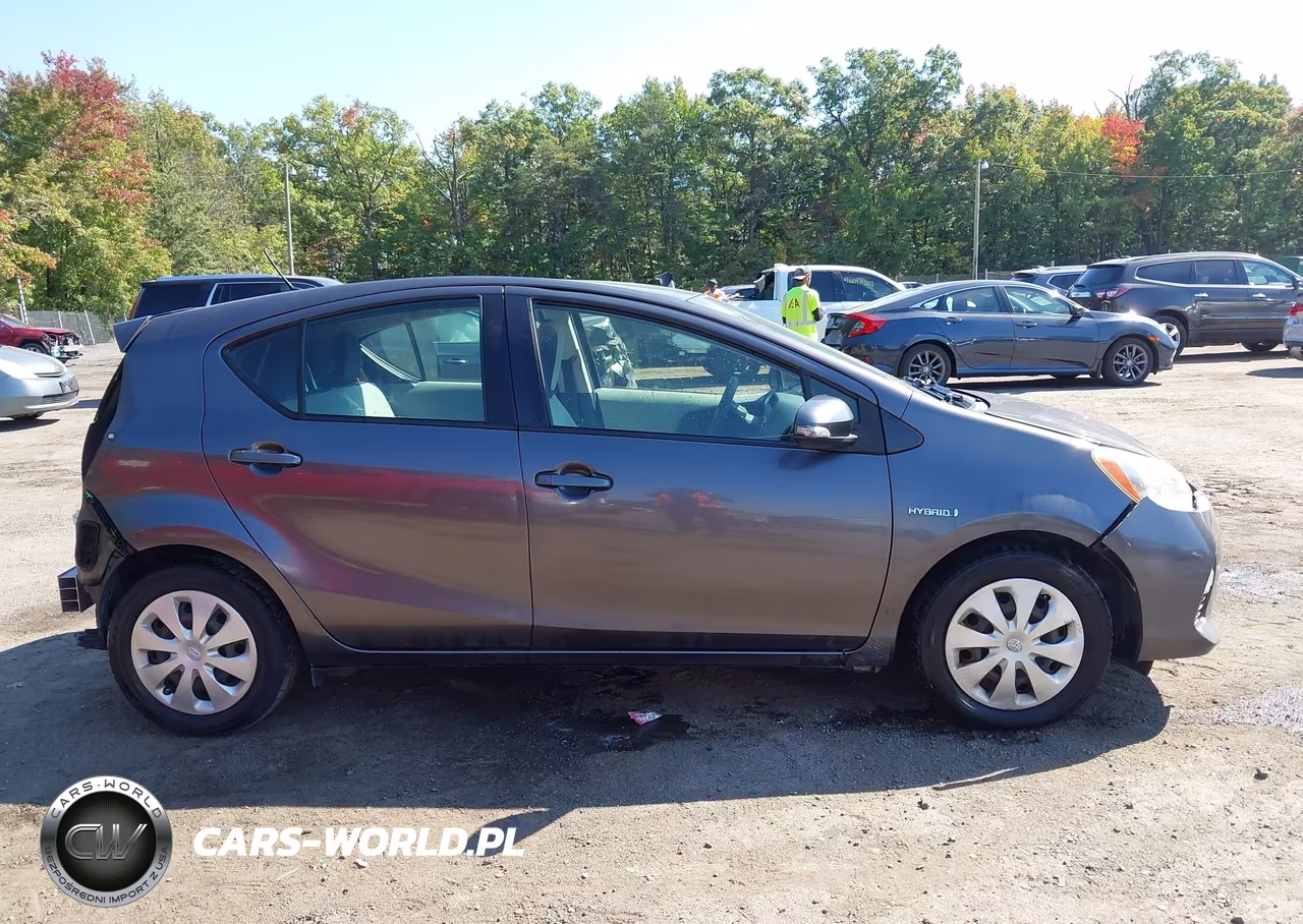 2013 Toyota Prius C One VIN:JTDKDTB31D1035121 - 14