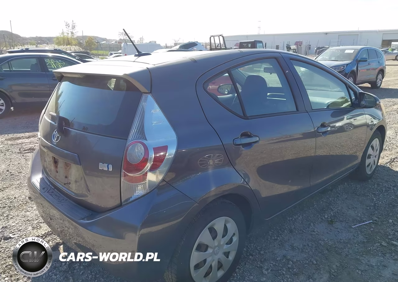 2012 Toyota Prius C Three VIN:JTDKDTB3XC1501904 - 4