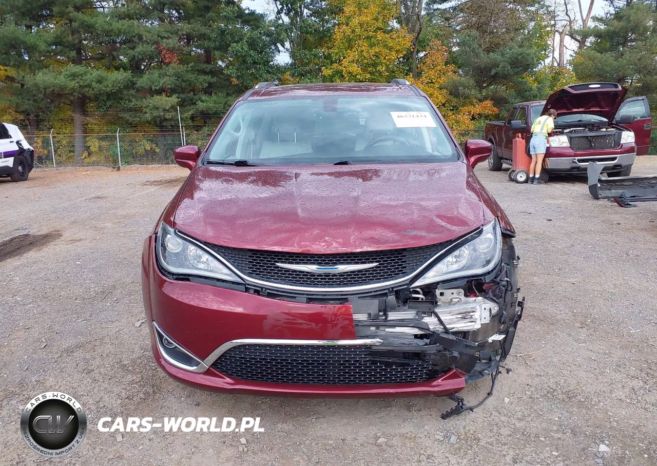 2018 Chrysler Pacifica Touring L Plus VIN:2C4RC1EG9JR252752 - 13