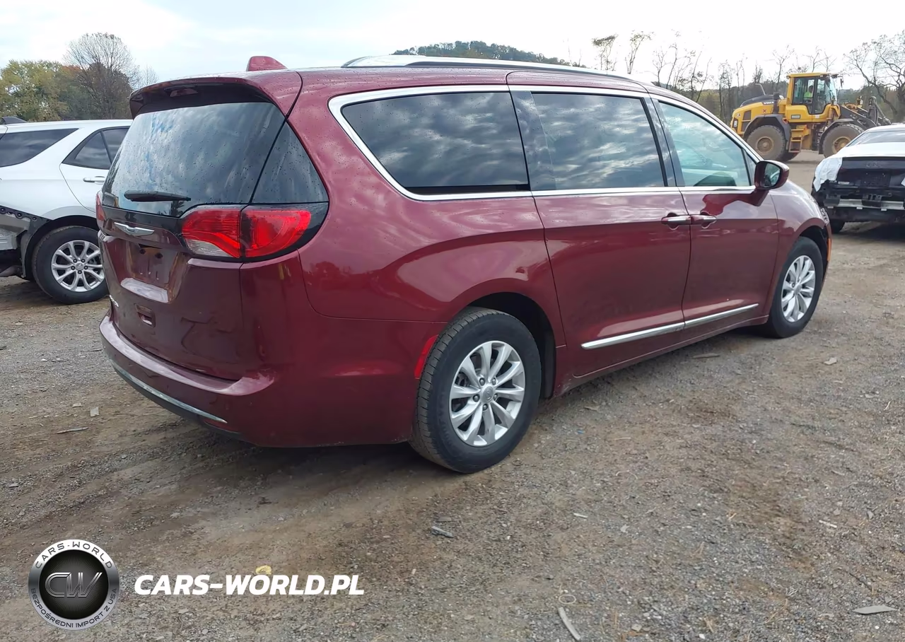 2018 Chrysler Pacifica Touring L Plus VIN:2C4RC1EG9JR252752 - 4