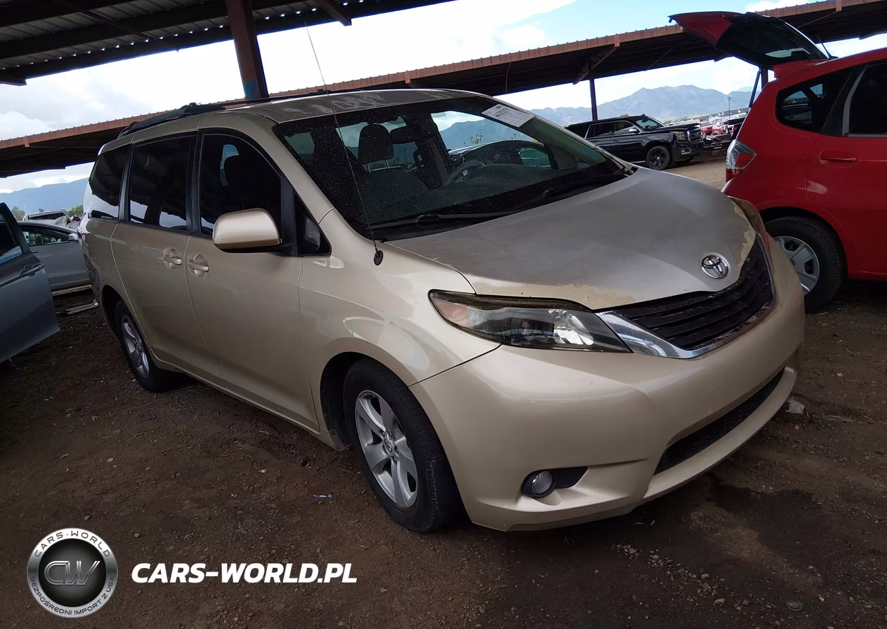 2014 Toyota Sienna Le V6 8 Passenger