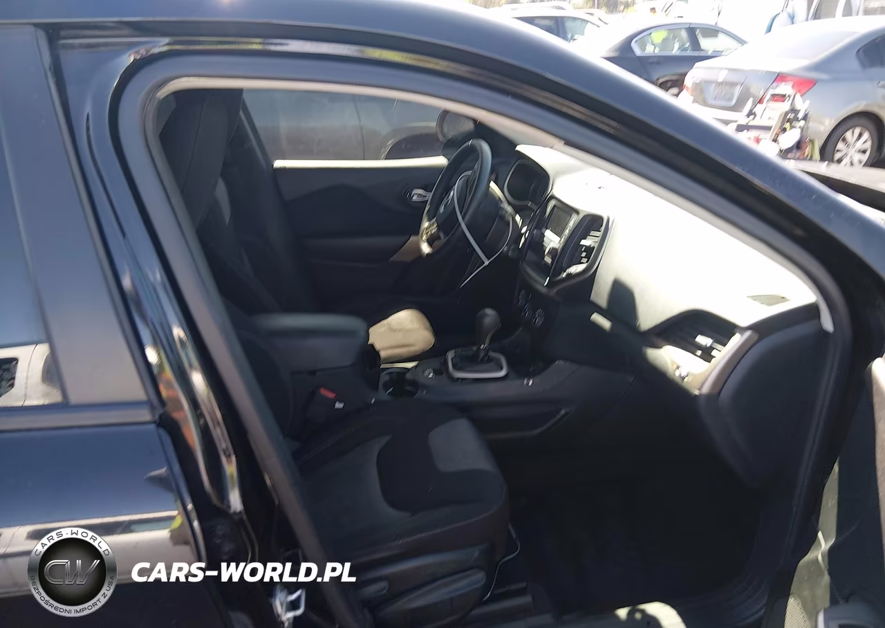 2017 Jeep Cherokee Sport VIN:1C4PJLABXHW572523 - 5