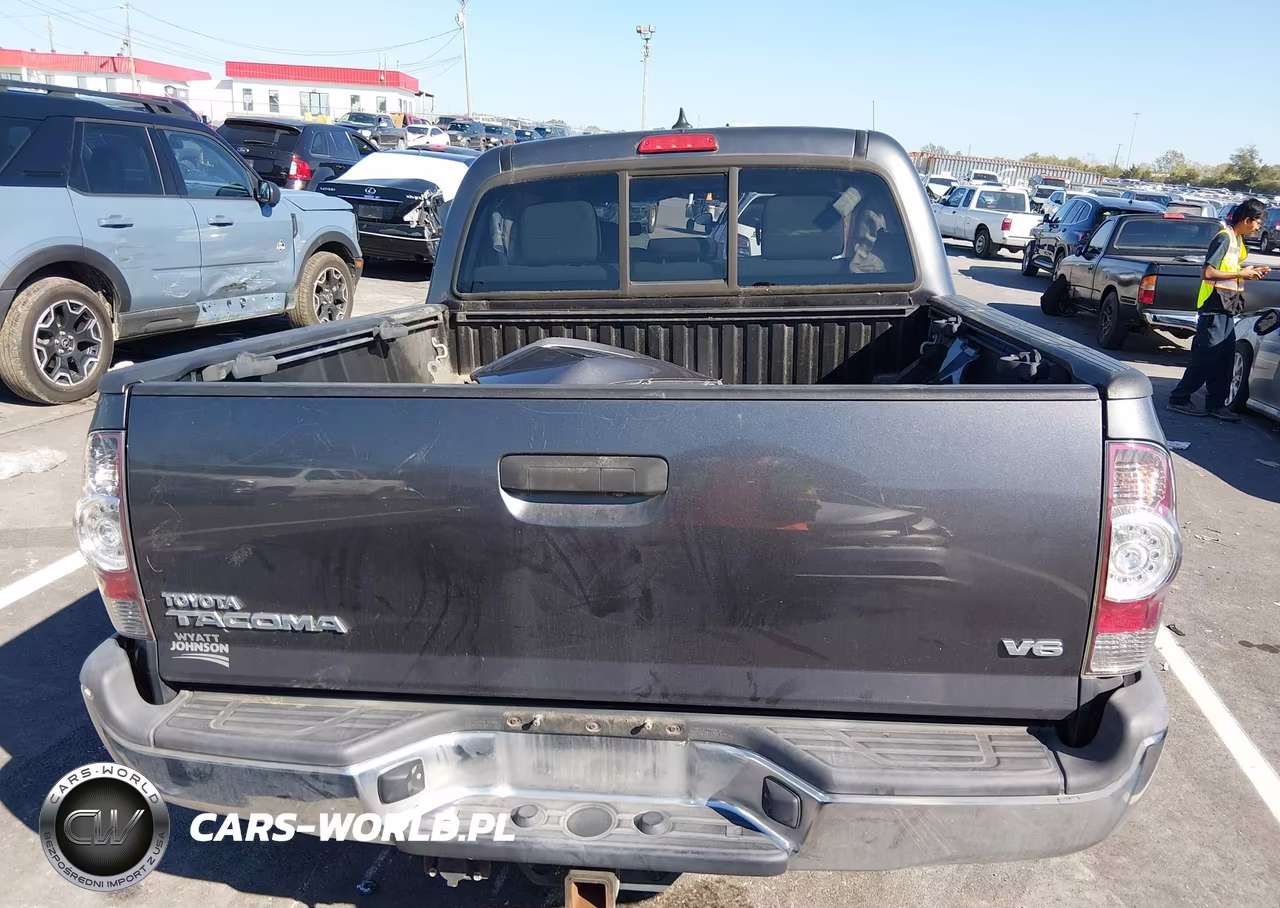 2015 Toyota Tacoma Base V6 VIN:3TMLU4EN9FM199164 - 17