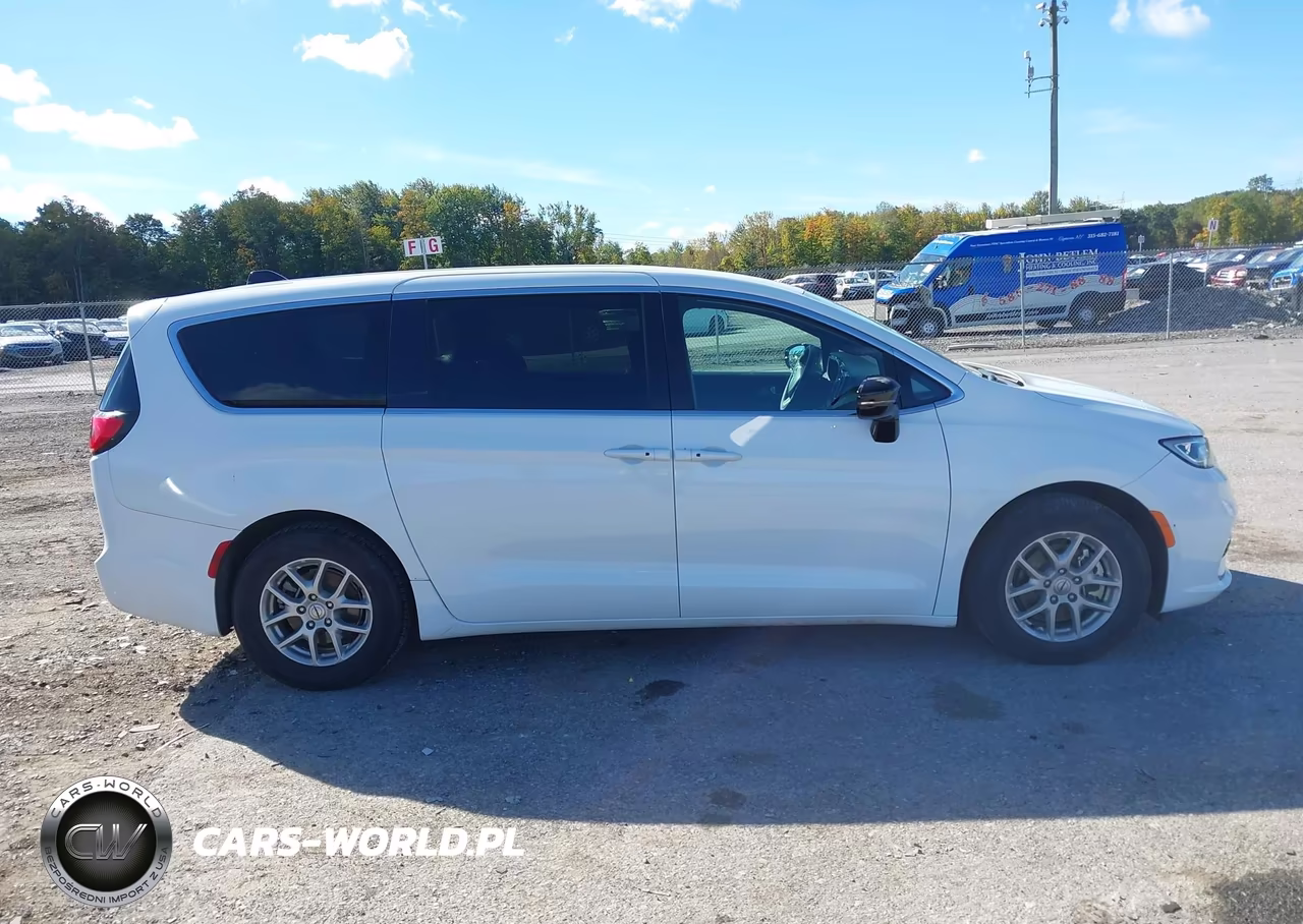 2025 Chrysler Pacifica Select VIN:2C4RC1BG2SR561825 - 13