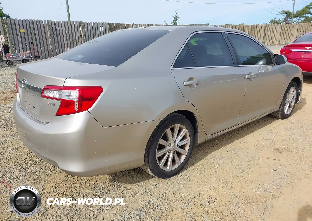 2014 Toyota Camry Xle VIN:4T4BF1FK6ER381201 - 4